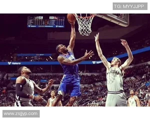 法国足球明星挑战篮球场展现扣篮技巧引发热议